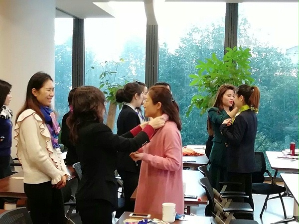 修齐礼仪研究院之中国进出口银行三八节丝巾搭配礼仪专题培训活动