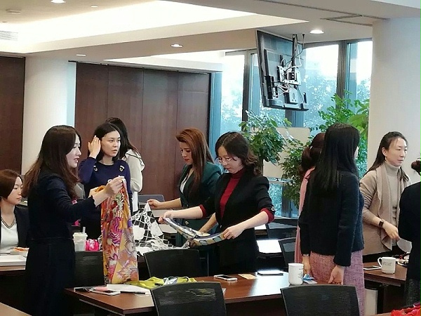 修齐礼仪研究院之中国进出口银行三八节丝巾搭配礼仪专题培训活动