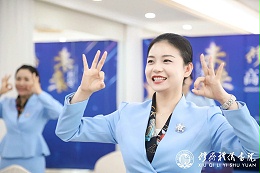 考礼仪培训师证书选线上还是线下？新手必看避坑指南